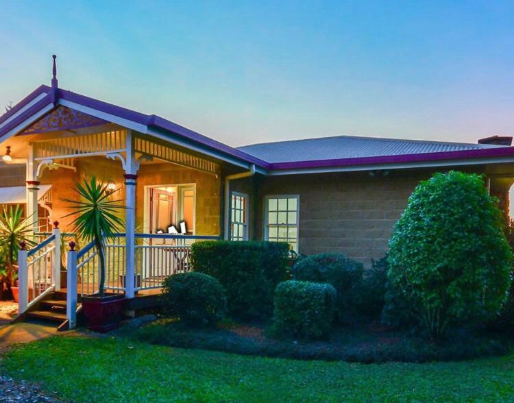 Lakefront Holiday Villa Yungaburra Exterior photo