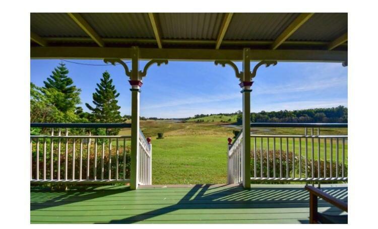 Lakefront Holiday Villa Yungaburra Exterior photo